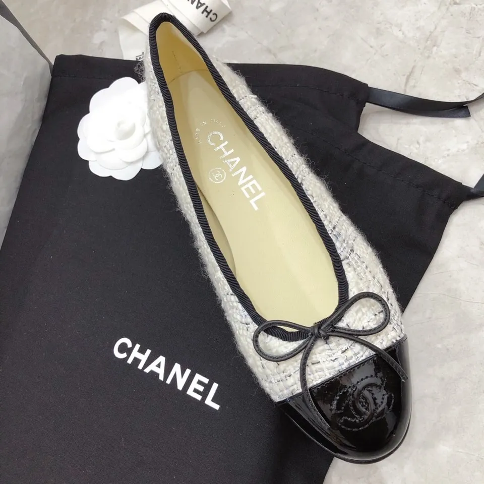 👟👟Ex-factory price 440👟👟 Chanel has been upgrading Chanel shoes ~ 2021ss top version HK overseas purchasing original cut at 1:1 Chanel Chanel Eternal Classic Bow Round Toe Ballet Shoes There are not many good quality, truly no pressure to enter and exit the counter. Regardless of the last type, leather material selection, and manufacturing process, they are all genuine craftsmanship and very sophisticated. ◾️Fabric: Mixed sheepskin imported from Italy ◾️Lining: Imported sheepskin (sweat-absorbent and soft) ◾️Sole: Italian special A-grade genuine leather sole (not ordinary thin sole in the market) ◾️Size: 35-39 [34 40 41 42 43 customization is not returnable]